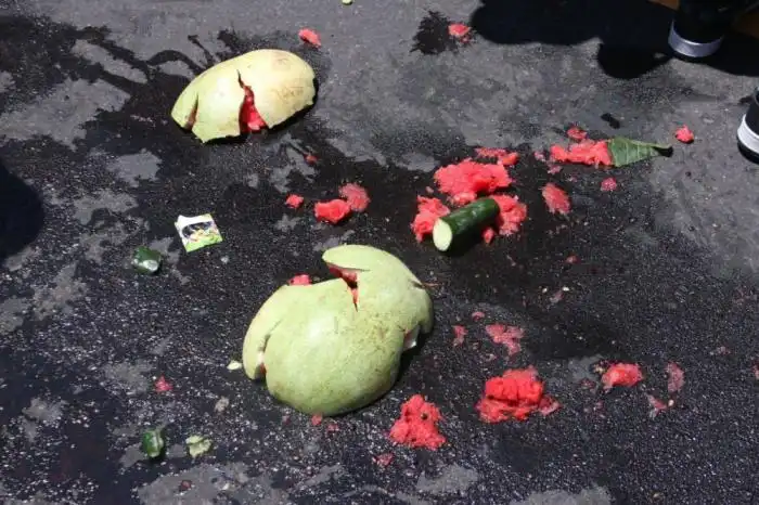 Algunos productos corrieron con peor suerte y quedaron quebrados sobre la calle. Lisbeth Ayala