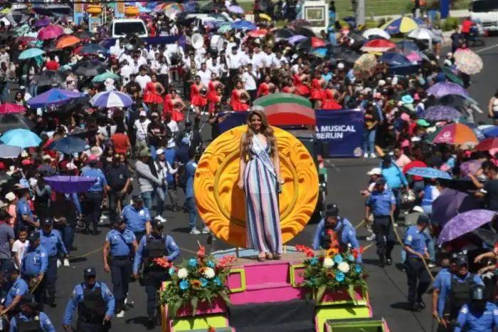 La reina de las fiestas de San Salvador Centro también recorrió la alameda Roosevelt. / Lisbeth Ayala.