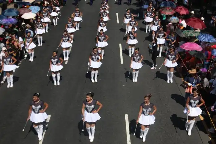 Las cachiporras bailaron al compás de la música de la banda del Bicentenario. / Lisbeth Ayala.