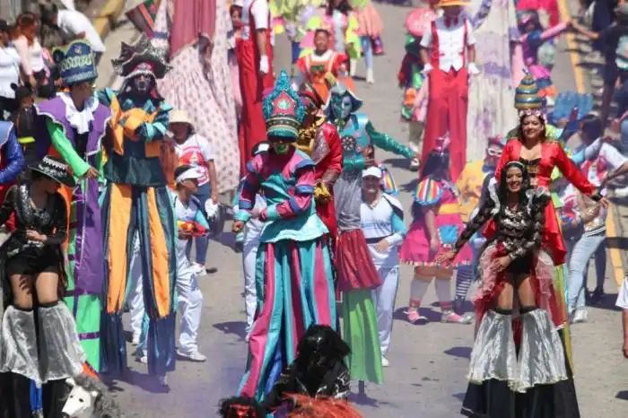 Los zanquistas bailaron y alegraron a los capitalinos. / Lisbeth Ayala.