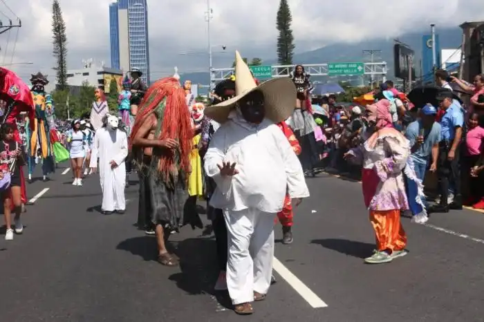 El Cipitío encabezó a los personajes mitológicos de los Viejos de Agosto en el recorrido. / Lisbeth Ayala. 