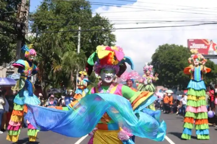La fantasía engalanó el desfile del comercio. / Lisbeth Ayala.
