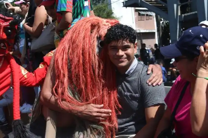 Los Viejos de Agosto hicieron de las suyas con los capitalinos. / Lisbeth Ayala. 