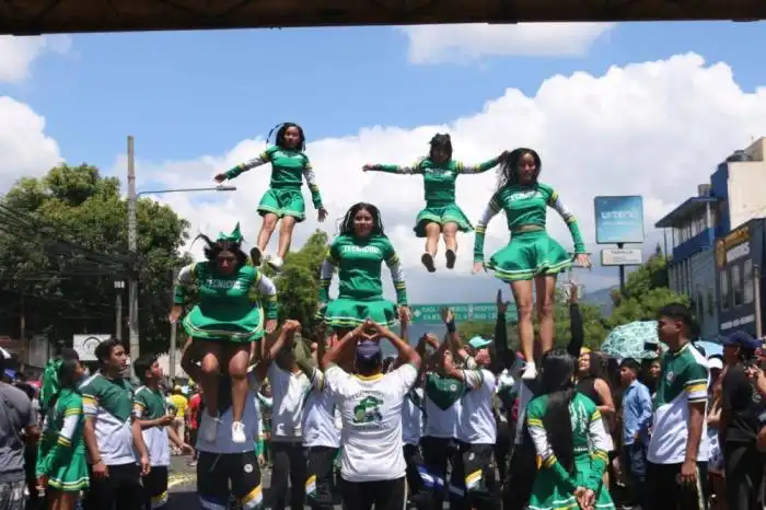 Acrobacias de parte de estudiantes también fueron apreciadas por los capitalinos en el desfile. / Lisbeth Ayala. 
