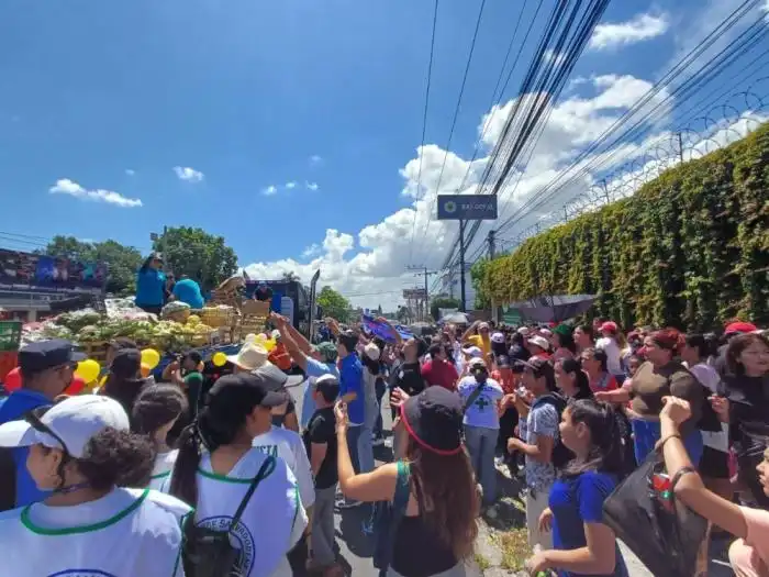 Los capitalinos enloquecieron para obtener verduras y frutas que eran regaladas por los comerciantes de La Tiendona. / Jessica Guzmán. 