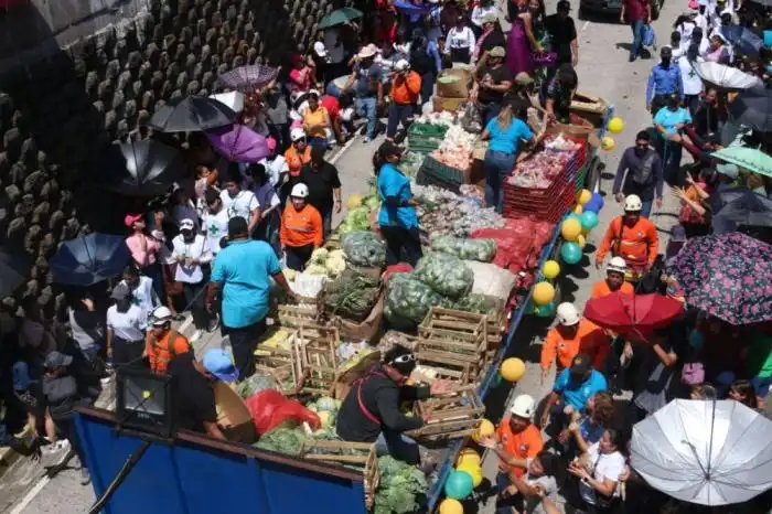 Carroza de La Tiendona regala frutas y verduras en desfile del Comercio. Lisbeth Ayala 