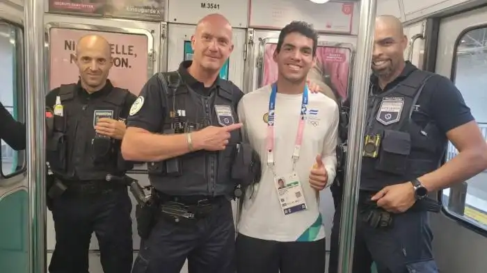 Junto a los policías que custodian el metro de París. / Claudio Martínez