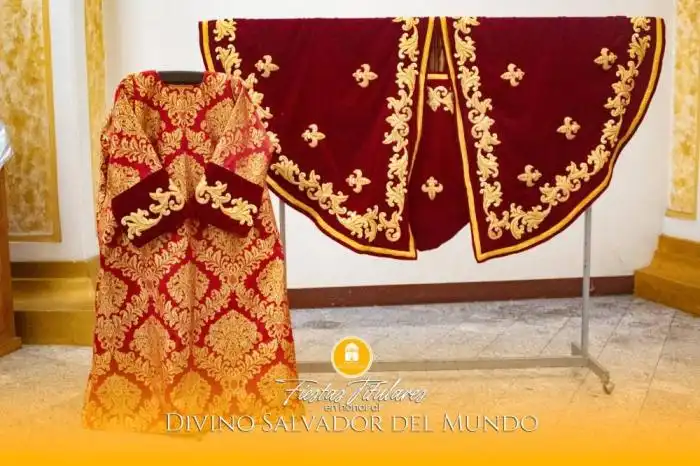 El ajuar rojo que usará la imagen del Divino Salvador, símbolo del martirio. / Cortesía Catedral Metropolitana.