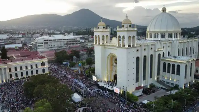 Los feligreses salvadoreños esperaron ansiosos la transfiguración de Jesús en Catedral Metropolitana. / Francisco Valle.