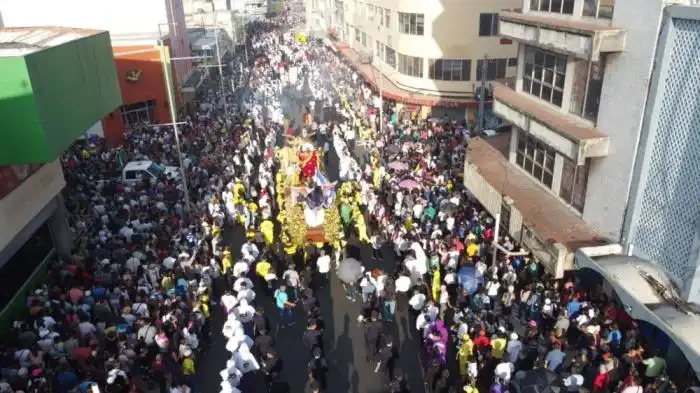Miles de salvadoreños recorrieron las principales de San Salvador Centro en la procesión del Divino Salvador del Mundo. / Francisco Valle.