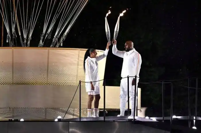 Marie-Jose Perec y Teddy Riner en la ceremonia inaugural. / AFP