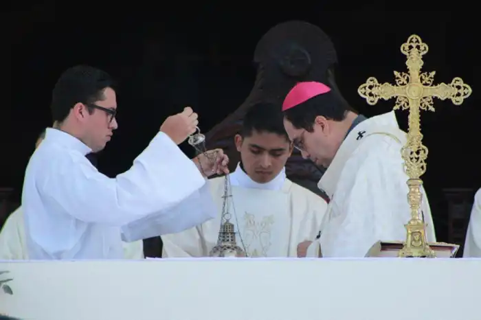 La misa fue oficiada por el arzobispo de San Salvador, José Luis Escobar Alas. / Alexander Montes.