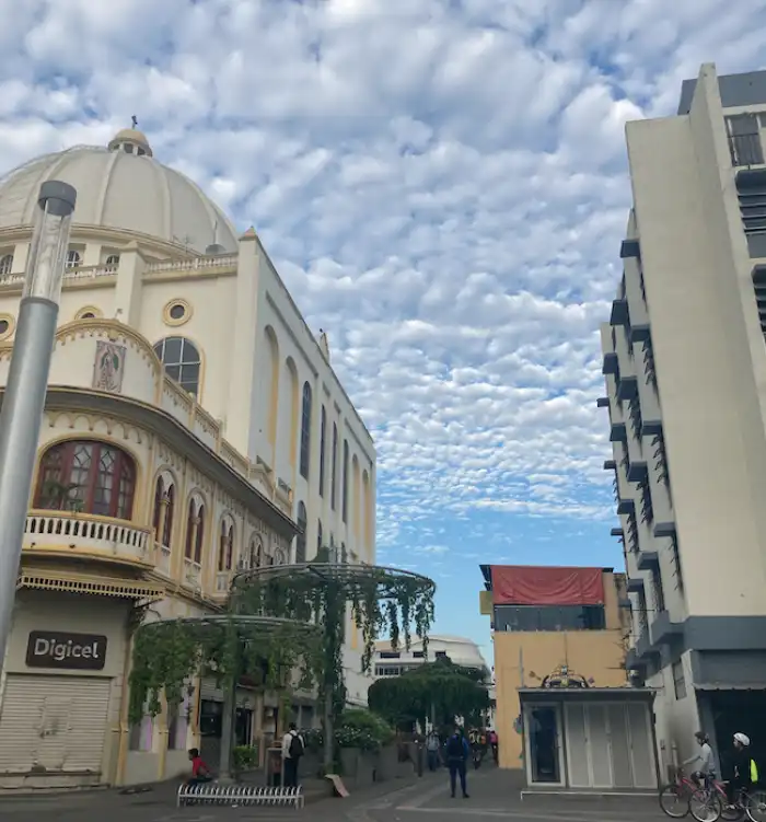 Uno de los pasajes del Centro Histórico, en el distrito de San Salvador. / YM