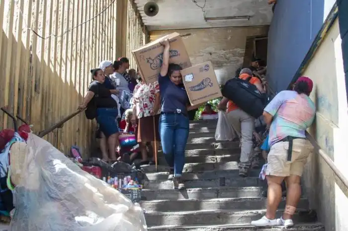 Ayer, algunos vendedores sacaban producto que no fue alcanzado por las llamas. / Lisbeth Ayala.