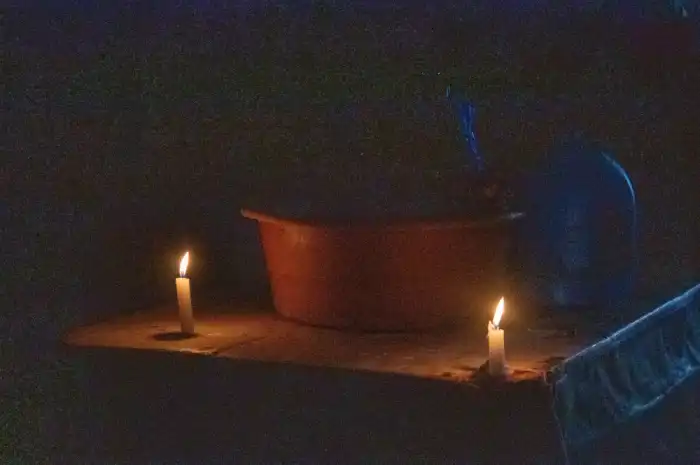 Algunos puestos aledaños a los edificios dañados no tienen energía eléctrica. / Lisbeth Ayala.