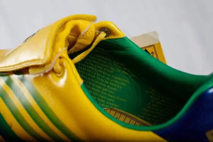 Adidas F50 Tunit que incluyen la letra del himno nacional de Brasil en su interior. Photo by Galo Paguay / AFP