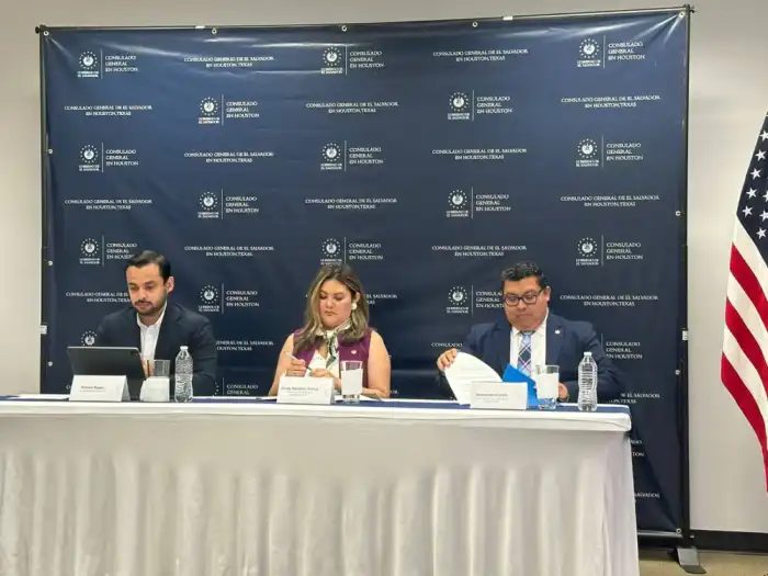 El Viceministerio de Transporte y Sertracen en el lanzamiento del nuevo servicio de renovación de licencias de conducir para salvadoreños residentes en Estados Unidos.