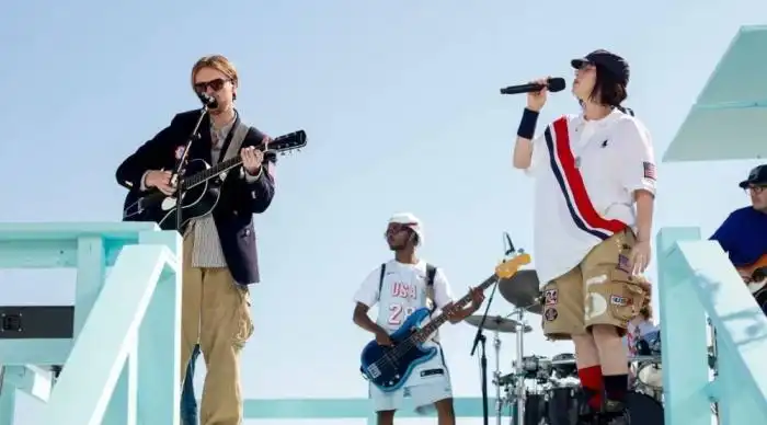 Finneas y Billie Eilish en la Celebración de entrega de los Juegos Olímpicos Los Ángeles 2028. / AFP.