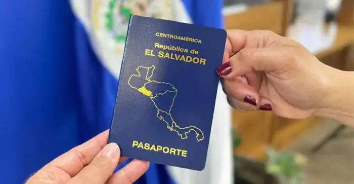 Pasaportes salvadoreños. / @ConsulAuroraSV