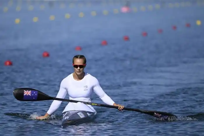 Lisa Carrington, de Nueva Zelanda, aportó tres oros para su país. / AFP