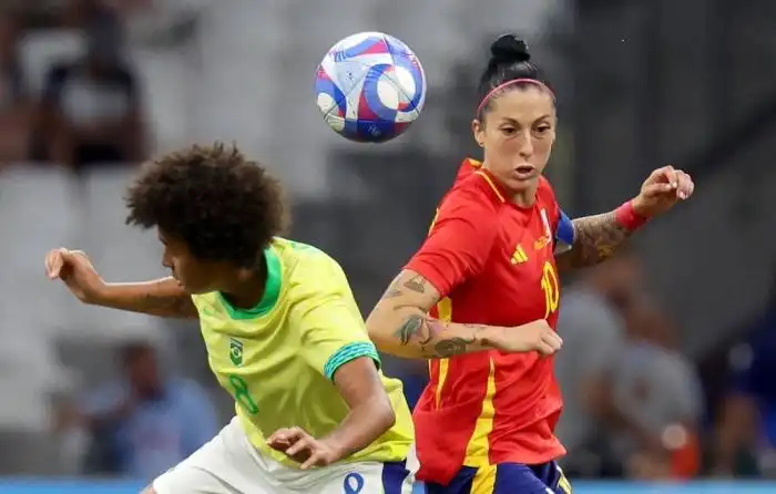 Jenni Hermoso contra Vitoria Yaya en el fútbol femenino. España decepcionó con el equipo que fue campeón del mundo. / AFP