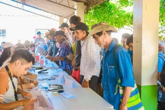 Fila para anotarse en un listado de entrega de los sacos de fertilizantes.