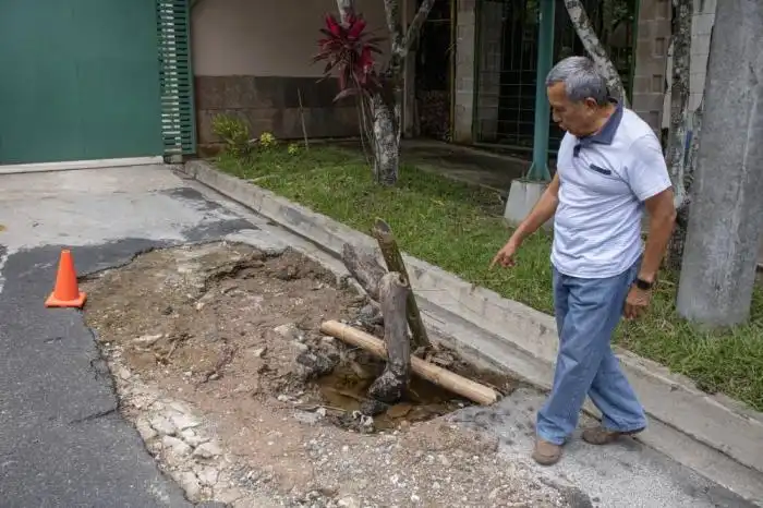 Don Óscar Martínez muestra uno de los huecos que se Alexander Montes. 