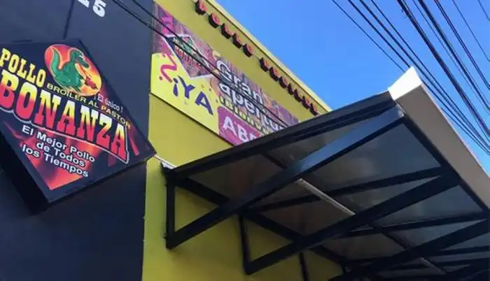 Pollo Bonanza solo tiene un restaurante, ubicado en la calle Arce, en el centro de San Salvador. /DEM,image_description: