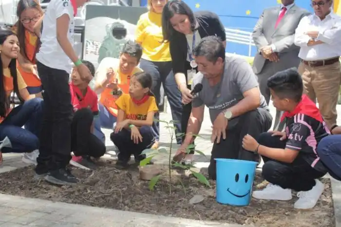 Niños y niñas fueron testigos de la siembra tras recibir palabras inspiradora de Frank, a través de un video. / Foto: Francisco Valle