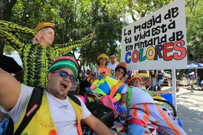 Personas simulan bostezar y quedarse dormidas junto a un cartel que dice 