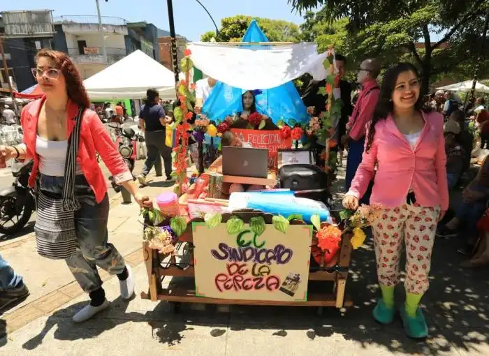La gente participa en la celebración del Día Mundial de la Pereza en Itagüí, Colombia, el 18 de agosto de 2024. (Foto de JAIME SALDARRIAGA / AFP)