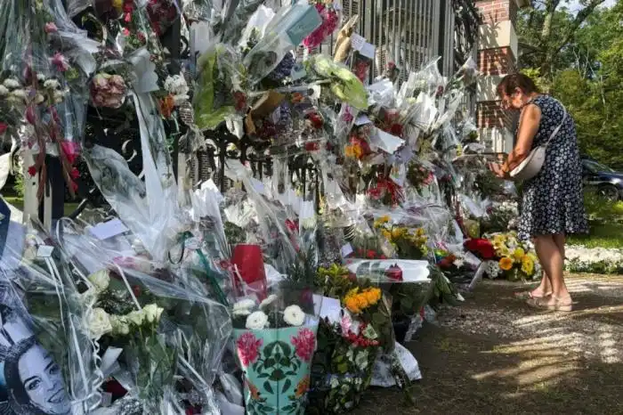 Tributos frente a la casa del actor en Douchy. / Photo by Tom MASSON / AFP