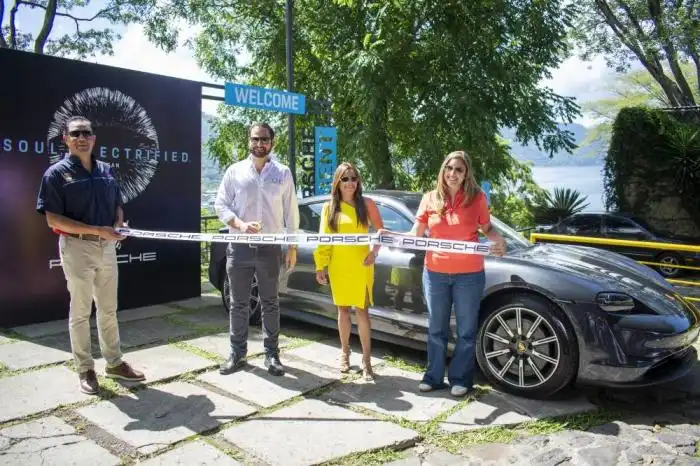 Ejecutivos de Porsche El Salvador, Blink y La Pampa Argentina inauguran la estación de carga de vehículos eléctricos en Coatepeque. /Lisbeth Ayala,image_description: