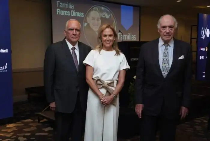 El rector del INCAE, Enrique Bolaños junto a la Presidenta del Comité Nacional de INCAE en El Salvador, Alexandra Araujo de Sola y don Francisco de Sola (hijo).