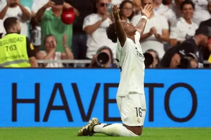 El joven delantero brasileño Endrick celebra tras anotar el tercer gol del Real Madrid ante el Real Valladolid FC este domingo./AFP