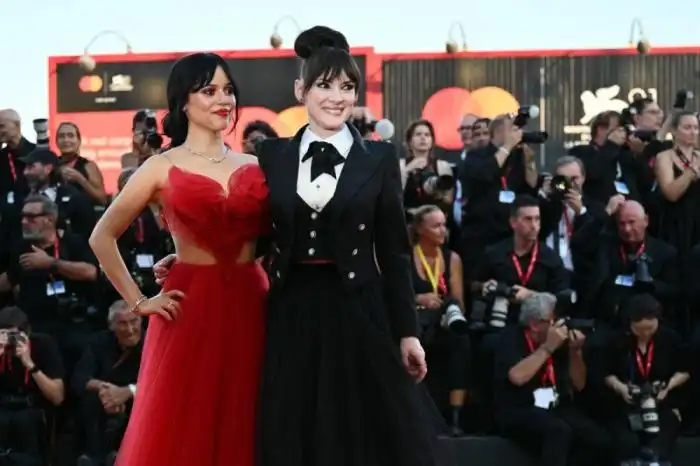 La joven estrella de origen mexicano y boricua, Jenna Ortega, y la legendaria actriz Winona Ryder. Photo by Alberto PIZZOLI / AFP