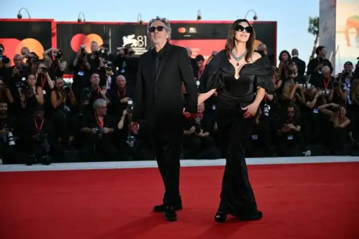 Tim Burton y su pareja, la actriz italiana Mónica Bellucci. Photo by Alberto PIZZOLI / AFP