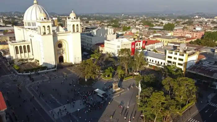 Vista de la Catedral Metropolitana en el corazón del centro histórico. /DEM,image_description: