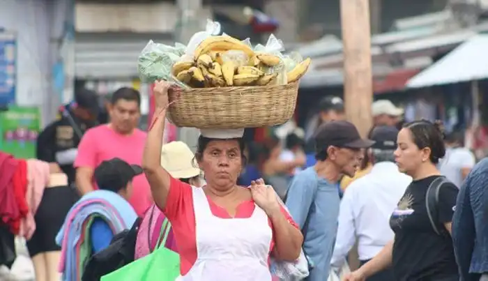 Un 54  de la población pobre en El Salvador corresponde a mujeres. /DEM,image_description: