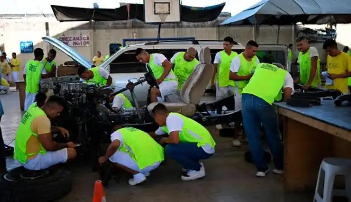 Un grupo de reos asisten a una clase de mecánica automotriz como parte del