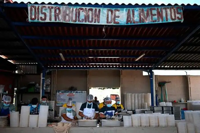 El equipo que distribuye los alimentos.