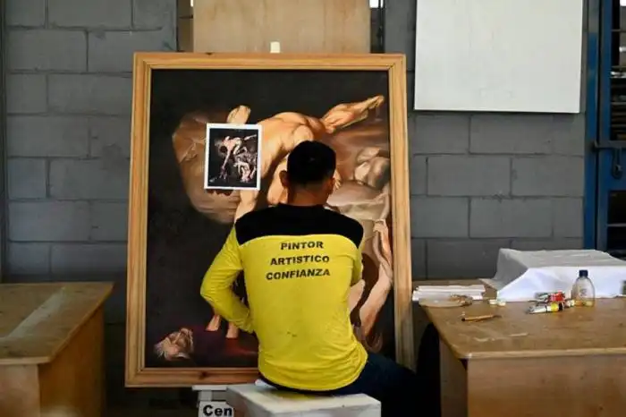 Uno de los reos en clases de pintura.