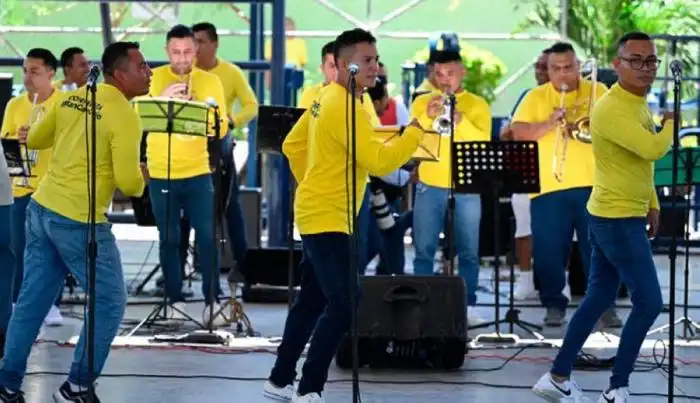 Los reclusos tocan instrumentos y cantan en una orquesta.