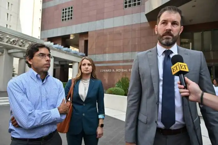 Mark Chávez y sus abogados Megan Foster y Matthew Binninger este viernes en Los Ángeles. Photo by Robyn Beck / AFP