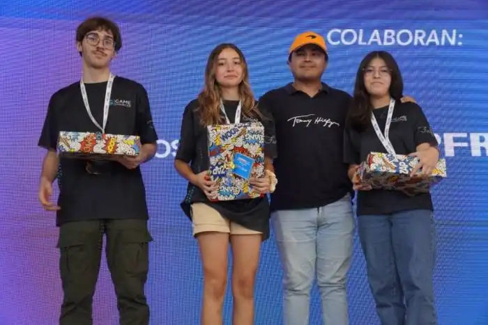 Ganadores de las olimpiadas en robótica. / Francisco Valle. 