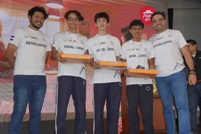 Ganadores de las olimpiadas donde participaron colegios privados y escuelas públicas. / Francisco Valle. 