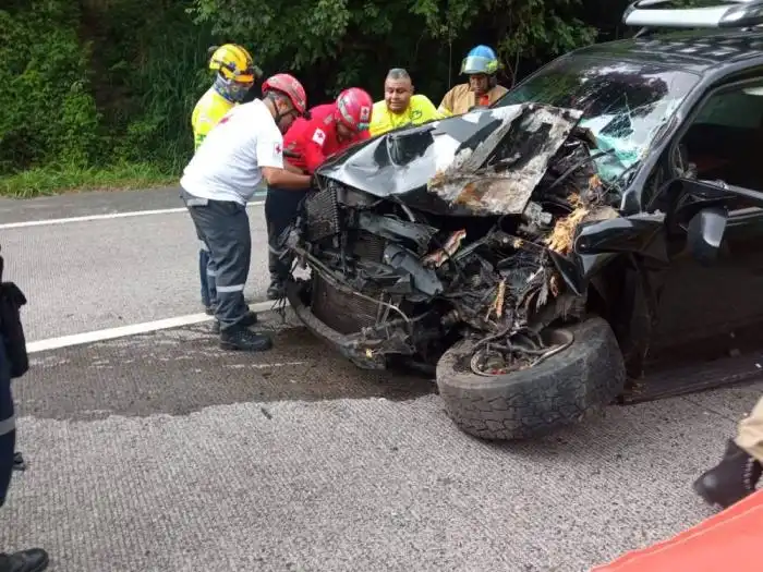 Otro vehículo se accidentó en carretera a Comalapa. /Cruz Roja.