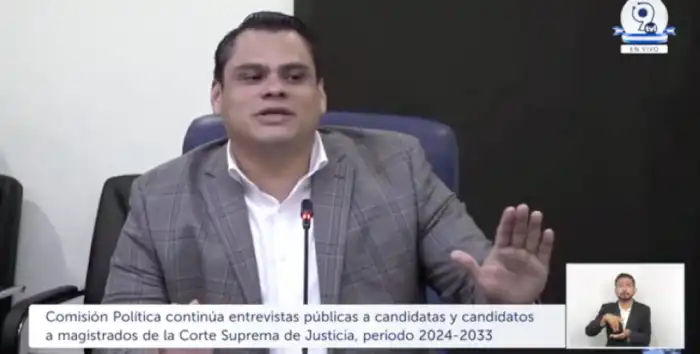 Caleb Navarro, subjefe de fracción de NI, le responde al candidato que las sentencias de la Sala destituida fueron políticas.