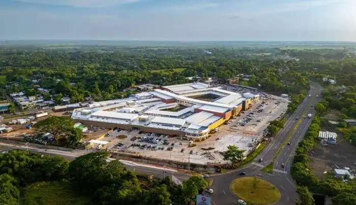 El centro comercial está ubicado entre la carretera del Litoral CA-2 y la RN 14. /Cortesía