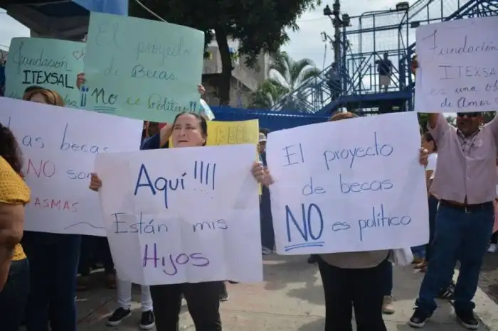 Padres del Itexsal llegaron al Centro Judicial Isidro Menéndez donde la fundación puso una demanda por difamación contra Will Salgado. Lisbeth Ayala